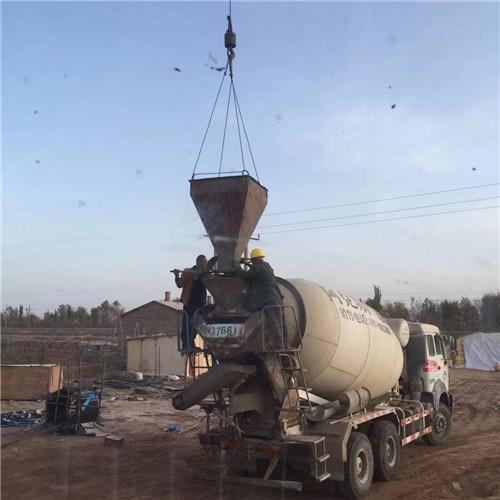 卢氏县“精准瞄准”—— 吊车的 “定位导航” 技术