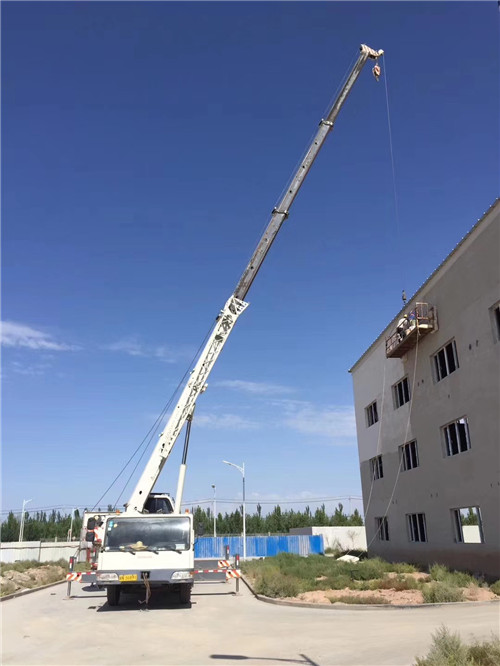 卢氏县“轻装强干”—— 吊车的 “轻量化臂架” 技术